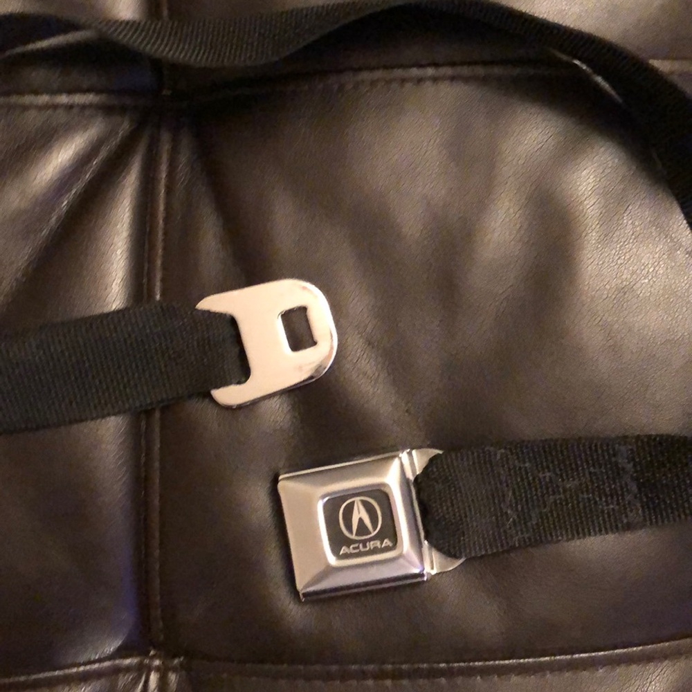 Adjustable Acura seatbelt belt. Never been worn.